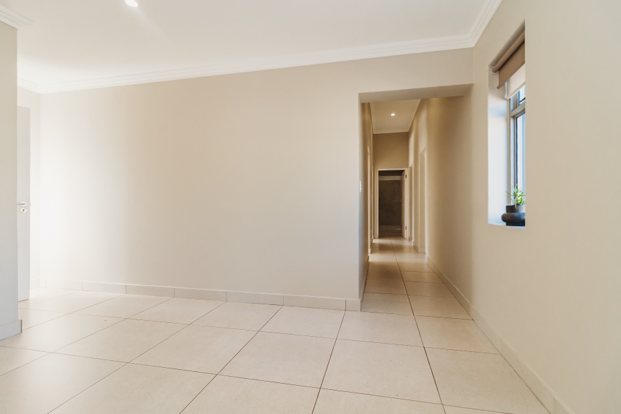 4 Bedroom Property for Sale in Kraaibosch Manor Western Cape